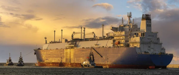 Navio petroleiro de GNL durante uma operação de fornecimento de gás liquefeito ao GNL — Fotografia de Stock