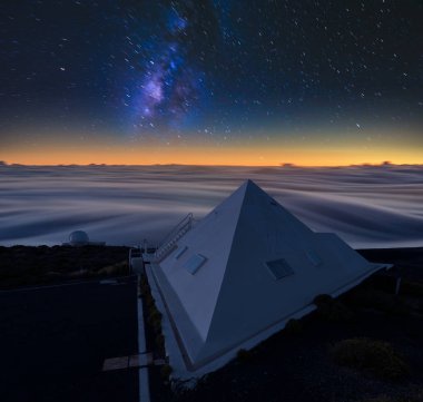 gece gökyüzünde astronomik gözlemevi