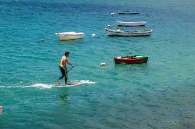 Arrecife limanında gemide sörfçü kürek, Lanzarote