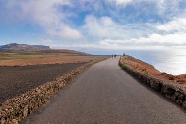 Turist, Lanzarote doğal yol, okyanus yakınında çalışan