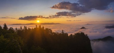 Th üstünde bulutlar üzerinde güzel, muhteşem gündoğumu