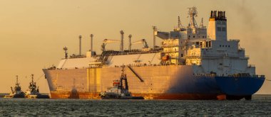 Lng te sıvılaştırılmış gaz besleme işlemi sırasında Lng tankeri