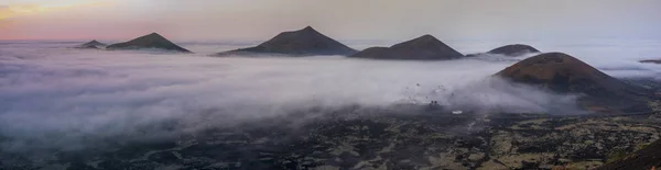 Lanzarote Vulkanlandschaft in Morgennebel gehüllt — Stockfoto