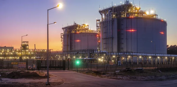 Tanques de gas licuado en la terminal de GNL en Swinoujscie, Polonia — Foto de Stock