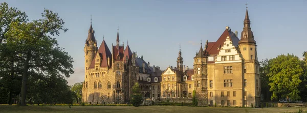 Schloss in Moszna in den Strahlen der aufgehenden Sonne, in der Nähe von Opole, — Stockfoto