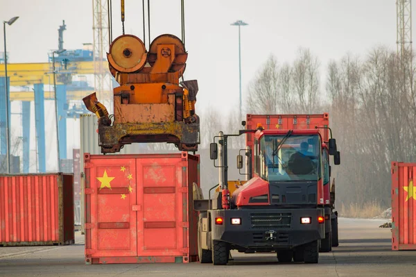 Last container med Kina flaggan vid lossning i hamnen — Stockfoto