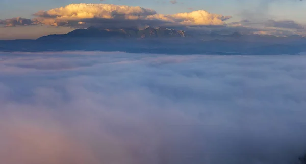 Горы, выходящие из моря облаков на восходе солнца - Татры — стоковое фото