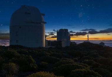 gece gökyüzünde astronomik gözlemevi