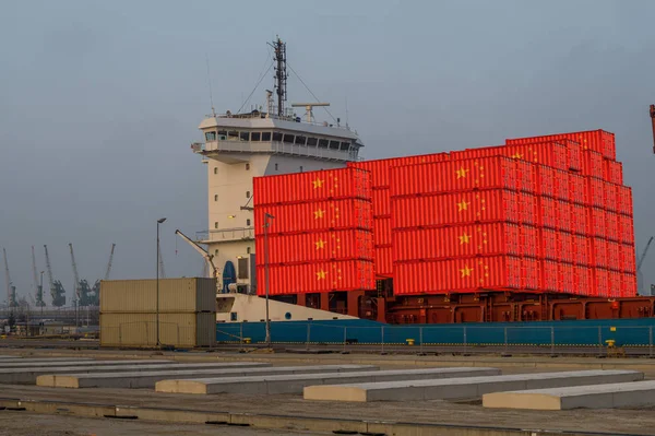 Китайский корабль с контейнерами в порту — стоковое фото