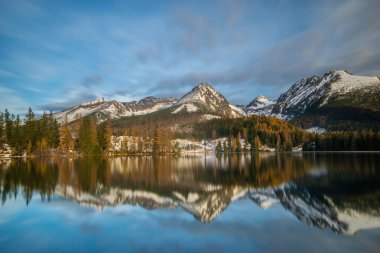 Kışın Slovakya'da Dağ gölü Strbske Pleso