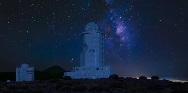 Observatório astronômico no céu noturno — Fotografia de Stock