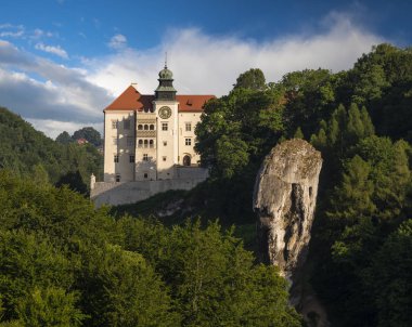 Pieskowa Skala Kalesi, Ojcowski Milli Parkı'nda yer