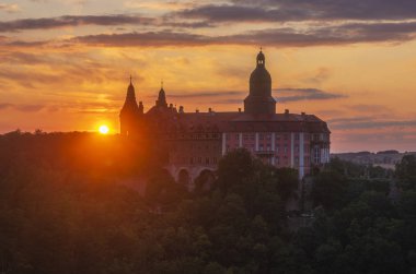 Avrupa'da eski kale üzerinde gün batımı 
