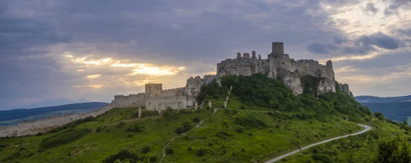 As ruínas do Castelo de Spissky (Spissky hrad), na Eslováquia, uma — Fotografia de Stock