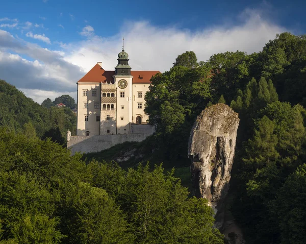 Pieskowa Skala Kalesi, Ojcowski Milli Parkı'nda yer