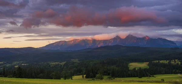 Panorama gór na burznym porannym-Tatrach, polan — Zdjęcie stockowe