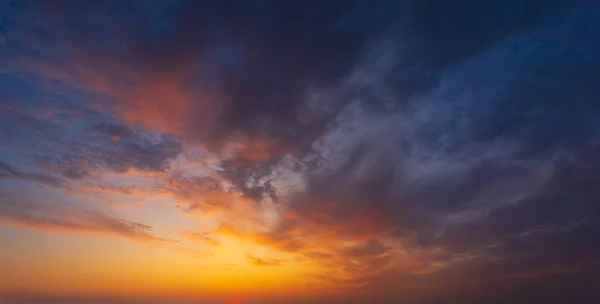 Ognisty zachód słońca, kolorowe chmury na niebie — Zdjęcie stockowe