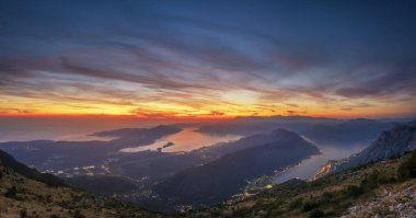 Güzel bir su sırasında Karadağ Kotor Körfezi Panorama