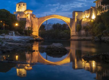Gece Mostar'ın eski köprüsü ve panoraması
