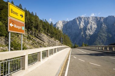 Julian Alp'te uçurumun üzerinde köprü üzerinde dağ yolu