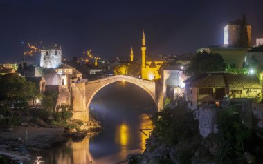 Gece Mostar'ın eski köprüsü ve panoraması