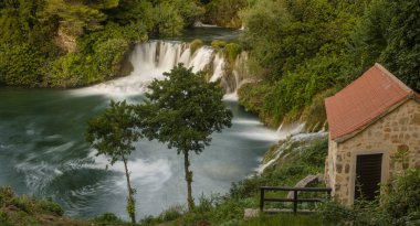 C Krka Milli Parkı'nda akşam sahnesinde şelaleler