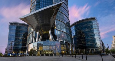 Varşova,Polonya-Nisan 2018:modern ofis binaları-Varşova kulesi, B