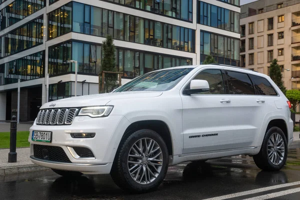 Varşova, Polonya-Nisan 2018: Yeni SUV Grand Cherokee modeli aga
