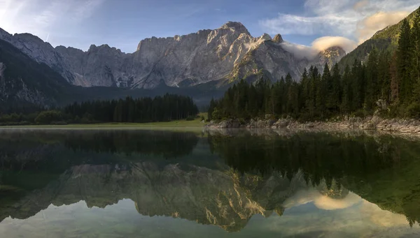 Hermoso amanecer sobre el lago de montaña en los Alpes Julianos — Foto de Stock