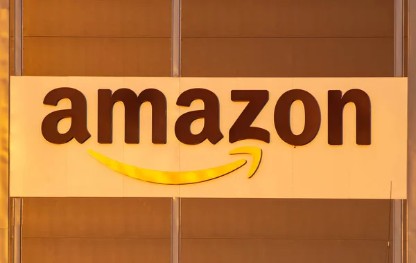 Szczecin, Polandia-Januari: Logo Amazon di bagian depan bangunan — Stok Foto