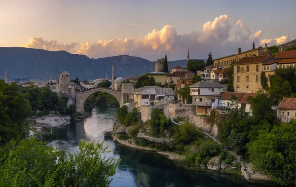 Skyline von Mostar mit der Mostar-Brücke gegen das schöne e — Stockfoto