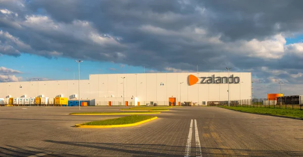 Szczecin, Polen-april 2019: Zalandos lagerbygninger - Stock-foto