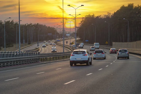 Інтенсивний автомобільний трафік на вході в місто увечері — стокове фото