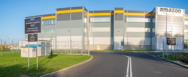 Szczecin, Polen-juli 2018: Amazon logistikcenter i nærheden af Szczeci - Stock-foto