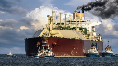 Römorkörlerin limana girmesiyle desteklenen tanker.