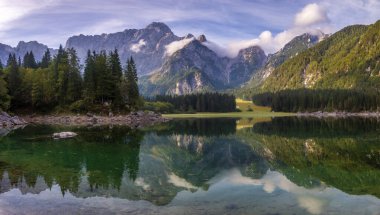 Dağ manzarasından oluşan görkemli bir manzara.