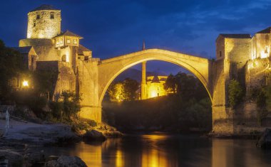 Gece Mostar'ın eski köprüsü ve panoraması