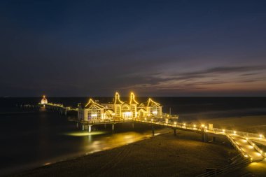 Güzel, renkli bir şafakta Rıhtım Satıcısı. Ostseebad Sellin. 