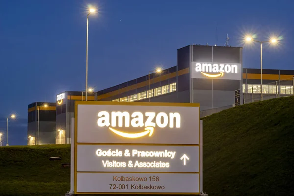 Szczecin, Polen-januari: Amazon logo på fasaden av en nyrenäss — Stockfoto