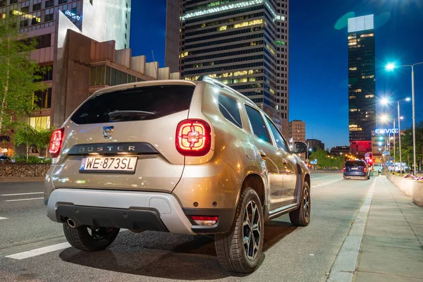 Varsovia, Polonia-abril 2018: Presentación del nuevo SUV Dacia Dus —  Fotos de Stock