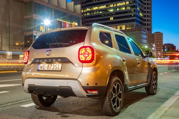 Varsovia, Polonia-abril 2018: Presentación del nuevo SUV Dacia Dus —  Fotos de Stock