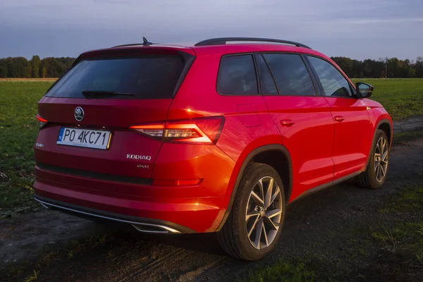 Road near Szczecin, Poland-October 2019: SUV Skoda Kodiaq Sportl — Stock Photo, Image