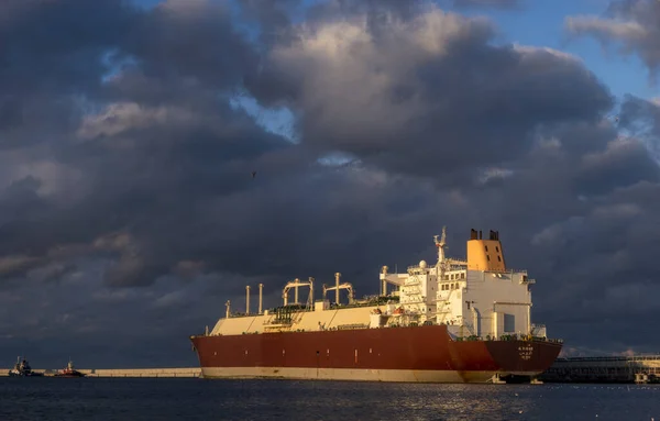 Swinoujscie, Polonia-ottobre 2019: AL RUWAIS, LNG Tanker, vela — Foto Stock