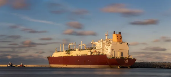 Свиноуйске, Польша - октябрь 2019 года: AL RUWAIS, LNG Tanker, sailing — стоковое фото