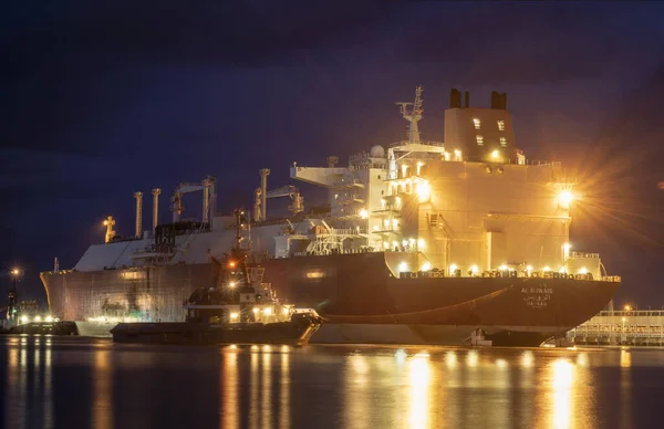 Navio-tanque de GNL durante o fornecimento nocturno de gás liquefeito ao GNL t — Fotografia de Stock