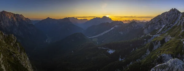 Panorama av Julian Alperna vid solnedgången från Mangart toppen, — Stockfoto