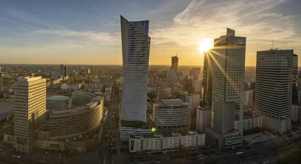 ワルシャワ市内の近代的な高層ビル群-パノラマ — ストック写真