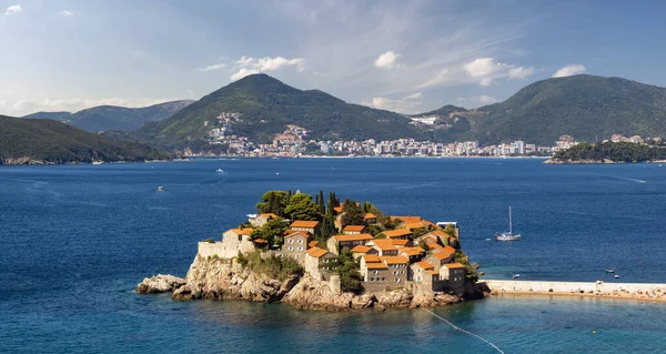 Budva, Montenegro-setembro 2019-Ilha de Saint Stefan. Um popul. — Fotografia de Stock