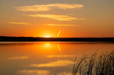 Gölün üzerinde resim gibi gün batımı