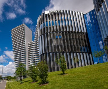 Prag, Çek Cumhuriyeti - Temmuz 2020: Pankrayna iş bölgesinde modern binalar